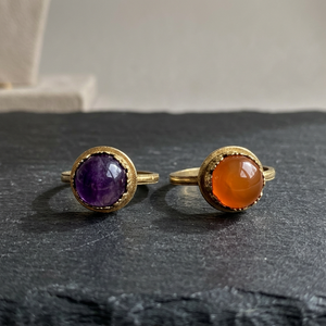 Fabricante de anillos personalizados, diseños de anillos de piedra grande de latón para mujeres, anillos de piedra de amatista natural - Product Image 1
