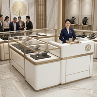 Table de présentation de bijoux de luxe élégante en or blanc avec éclairage LED, écologique, étanche et robuste pour bijouterie fine et caisse enregistreuse