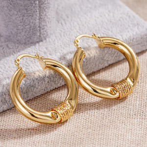 Orecchini a cerchio Adora in lega di zinco placcata oro, stile classico, gioielli unisex E4435 - Product Image 5