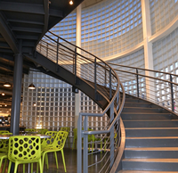 Escalier en colimaçon moderne en acier courbé avec marches métalliques et garde-corps à câbles, escalier commercial intérieur pour projet de bâtiment de bureaux