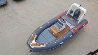 Bateau semi-rigide 550 cm en Hypalon PVC avec coque en fibre de verre