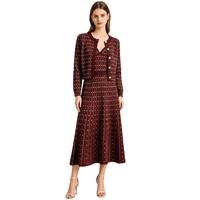 Ensemble deux pièces tendance 2026 pour femme : cardigan en maille fil doré et robe longue camisole avec boutons dorés