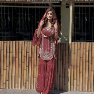 Túnica Corta Completamente Cosida con Pantalones Sharara de Dos Capas con Volantes y Dupatta de Georgette con Borde Festoneado Bordado - Product Image 1