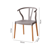 Chaise de salle à manger élégante en plastique avec dossier en Y et pieds en bois massif pour la maison et les restaurants