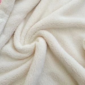 Couverture en flanelle corail personnalisée Double couche <span class=keywords><strong>polaire</strong></span> d'agneau d'hiver solide rouge épaissi techniques tricotées pour un usage domestique - Product Image 6