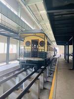Tramway touristique classique avec fenêtre panoramique pour le tourisme, carrosserie climatisée pour visites en train
