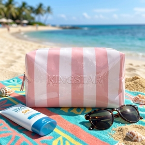 Sac <span class=keywords><strong>de</strong></span> maquillage rayé rose bébé en gros, <span class=keywords><strong>trousse</strong></span> <span class=keywords><strong>de</strong></span> <span class=keywords><strong>toilette</strong></span> étanche en PVC, sac cosmétique personnalisé avec logo en relief, sac cosmétique enduit <span class=keywords><strong>de</strong></span> PVC pour filles - Product Image 1