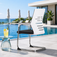 Chaise de réunion cantilever moderne avec dossier blanc ventilé, structure chromée et assise en tissu noir – Fournisseur de mobilier
