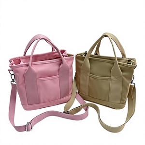 Sac fourre-tout en toile écologique personnalisé avec logo publicitaire, impression couleur sur coton, poche intégrée et motif lettres - Product Image 1