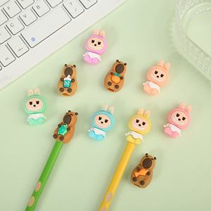 Vente en gros de protège-stylos en PVC souple personnalisés, avec image de poupée de dessin animé, accessoires de papeterie pour l'école primaire, embouts de crayon en plastique - Product Image 1