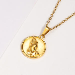 Collar con colgante <span class=keywords><strong>de</strong></span> manos rezando <span class=keywords><strong>de</strong></span> acero inoxidable, cadena <span class=keywords><strong>de</strong></span> dijes, monedas redondas, chapado en oro <span class=keywords><strong>de</strong></span> 18 quilates, joyería religiosa - Product Image 2