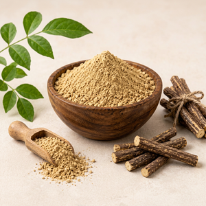 Poudre d'herbes Mulethi sauvage pour les soins corporels avec des bâtonnets de réglisse et des feuilles fraîches - Product Image 1