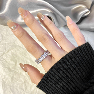 Anillo de eternidad de moissanita gruesa con brillantes piedras redondas, tipo baguette y marquise, diseñado para joyería hip hop de lujo atrevida. - Product Image 6