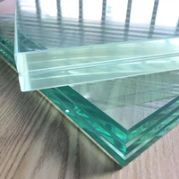 Stock abondant disponible – Verre flotté trempé extra clair à épaisseur standard pour balustrades de balcon, salles de bain et escaliers modernes