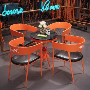 Set Tavolo e Sedie in Ferro Rosso Industriale per Caffetteria, Ristorante, Hotel, Soggiorno e Bar Domestico - Design Moderno per <span class=keywords><strong>Arredamento</strong></span> Esterno - Product Image 1