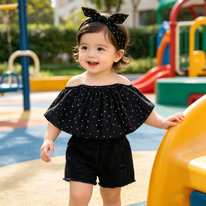 Abbigliamento all'ingrosso per bambine: Completo estivo 2 pezzi con top bianco a rose + pantaloncini in <span class=keywords><strong>jeans</strong></span>, vestito da festa per bambine, abbigliamento da spiaggia per bambini - Product Image 1