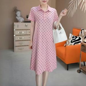 Cómodo vestido de verano de lunares para mujer, informal, hasta la rodilla, cuello Polo con logotipo frontal, patrón sólido, aberturas de moda, suministro ODM - Product Image 2