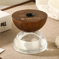 Diffuseur de parfum d'ambiance en rotin avec fleurs séchées, base en verre et dessus en bois naturel