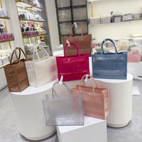 Panier de shopping tendance été 2025, sac en gelée portable, grande capacité, panier de rangement, panier de plage élargi, creux