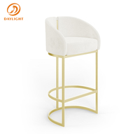 Tabouret de bar moderne de luxe en velours beige ou cuir, avec structure en métal doré, élégante chaise haute pour îlot de cuisine, villa, salon haut de gamme