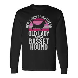 Camiseta de manga larga con estampado de una anciana y un Basset Hound: Nunca subestimes a una anciana con un Basset Hound - Product Image 1