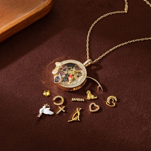 YIREPIN Ciondoli Personalizzati per Gioiellieri, Mini Charm con Catene in Ottone Placcato Oro 18k, Collana con Medaglione in Vetro, Vendita all'Ingrosso - Product Image 4