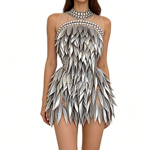 เดรสสั้นประดับขนนกสำหรับผู้หญิง - เดรสปาร์ตี้รัดรูปผ้าตาข่ายซีทรูประดับคริสตัลที่คอ  แฟชั่นชุดราตรี - Product Image 1