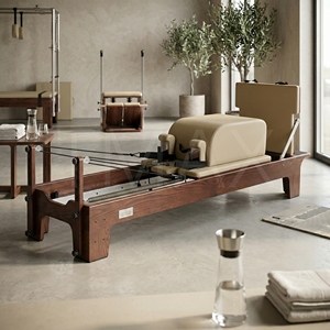 Reformer de Pilates Tmax Walnut de Madera de Roble Rojo con 5 Resortes para Uso Comercial y en Estudio, Equipo de Pilates en Oferta - Product Image 1