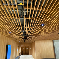 Systèmes de plafond en bambou synthétique résistant au feu Plafond drapé restaurant classique Revêtement en bambou enduit UV pour l'intérieur du plafond