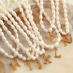 Collier de perles d'eau douce avec pendentif lettre en strass, bijoux en acier inoxydable, cadeau pour femme, colliers pendentifs tendance - Product Image 1