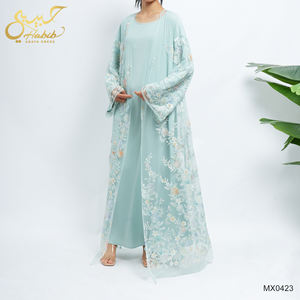 工場直送の豪華なドバイアバヤ、女性用、花柄刺繍、光沢のあるオーガンザ、控えめながらゴージャスな着物、イードの伝統的なイスラム教徒の服装 - Product Image 1