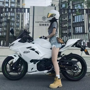 Kawasaki Ninja 400 |   Moteur bicylindre en parallèle de 399 cm³ |   EFI refroidi par liquide |   Offre spéciale du fabricant Moto sportive - Product Image 1