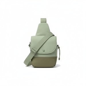 Sac bandoulière unisexe en nylon avec rabat zippé, une large sangle, poche arrière discrète de 9 cm de profondeur, faible MOQ, vente en gros, fabriqué à Taïwan - Product Image 6