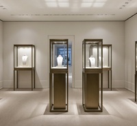 Vitrine de présentation de bijoux autoportante en verre trempé avec finition bronze et éclairage LED, dimensions personnalisables pour le commerce de détail de luxe