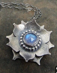 Hermoso colgante de piedra lunar de arcoíris de Plata de Ley 925 sólida, joyería hecha a mano de plata - Product Image 1