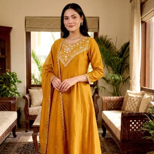 Ensemble de costume brodé en soie Vichitra de qualité supérieure avec Kurti, pantalon assorti et dupatta de 2,2 mètres pour occasions festives, en vente - Product Image 1