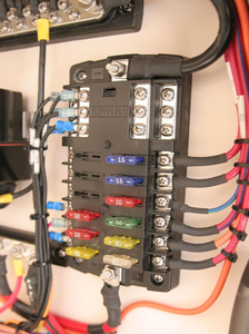 Caja de Fusibles de 12 Vías ST Blade 100A/32V DC, 12 Circuitos con Bus Negativo y LED - Product Image 6