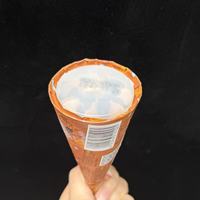 Cornets de crème glacée au chocolat, dessert glacé croustillant pour l'été, fournis directement par l'usine