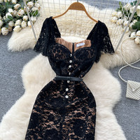 Robe décontractée élégante pour femme WIWT, noire, en dentelle, à manches courtes, col carré, taille haute, mi-longue, avec boutons décoratifs et ceinture