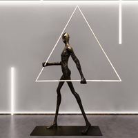 Grande lampe sur pied triangulaire à LED, sculpture lumineuse décorative pour hôtels, centres commerciaux, villas et halls d'entrée