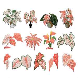 Patch thermocollant brodé de feuilles de plantes roses Taro pour vêtements, sacs et décoration d'emballages - Product Image 1
