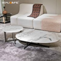 Table d'appoint en travertin minimaliste avec dessus en verre artisanal & base en pierre naturelle, personnalisable pour salon