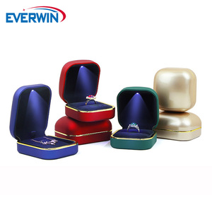 EVERWIN - Caja de Joyería de Goma de Color con Luz LED, Caja para Anillos Forrada de Terciopelo, Caja de Regalo de Lujo para Colgantes - Product Image 4