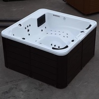Baignoire de massage confortable moderne pour couples avec jets d'air et d'eau, idéale pour les fêtes