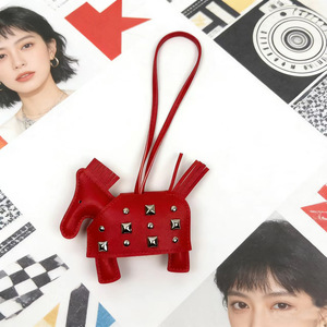 Llavero de cuero vintage con remaches de <span class=keywords><strong>rock</strong></span> y caballo, mini llavero de pony con tachuelas estilo punk, decoración de moda para bolso de mujer - Product Image 5