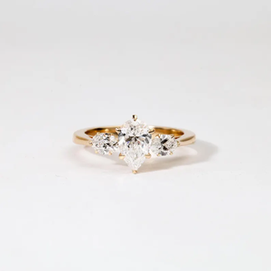 Anillo de compromiso de lujo con tres diamantes en forma de lágrima, en oro macizo, diseño Art Deco, para promesa o boda. - Product Image 1