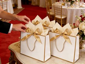 Sacs en carton blanc personnalisés de haute qualité pour les petites entreprises, adaptés à <span class=keywords><strong>la</strong></span> <span class=keywords><strong>logistique</strong></span> e-commerce, aux festivals, aux promotions et aux cadeaux - Product Image 2