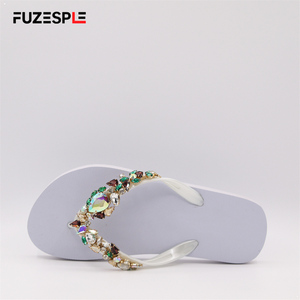 Zapatillas de verano Zapatos Mujer Zapatilla cómoda Sandalias ligeras Playa Diamante Blanco Chanclas de boda - Product Image 1