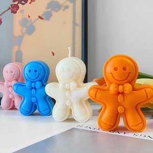 Bougie parfumée à la rose en forme d'homme en pain d'épices pour la détente à la maison, idéale pour offrir en cadeau - Product Image 1