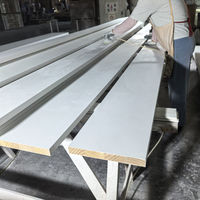 Moulures de finition en pin Radiata blanc, assemblées par joint de doigt, apprêtées, direct usine, style moderne